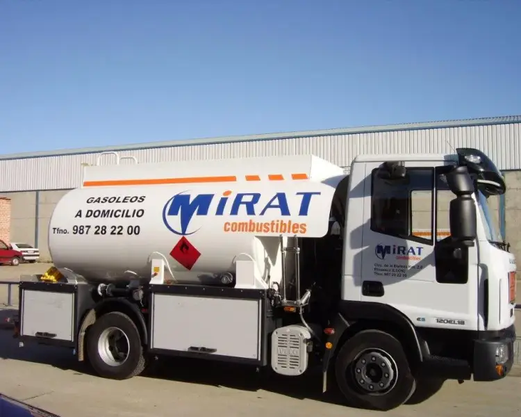Camión de reparto a domicilio de Mirat combustible